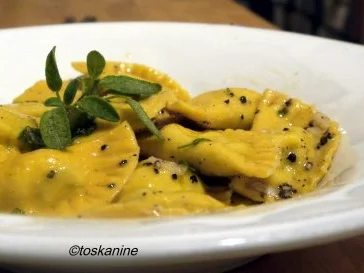 Birnen-Ziegenkäse-Ravioli mit Salbei-Knoblauch-Butter - Rezept - Bild Nr. 16