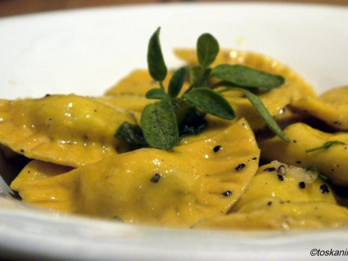 Birnen-Ziegenkäse-Ravioli mit Salbei-Knoblauch-Butter - Rezept - kochbar.de