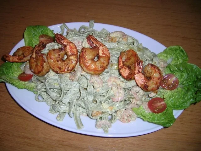Bandnudelsalat mit Shrimps in Dillsoße - Rezept