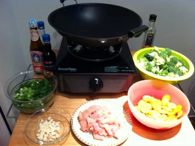 Asiatisches Hühnchen mit Broccoli und Möhren aus dem Wok - Rezept - Bild Nr. 2