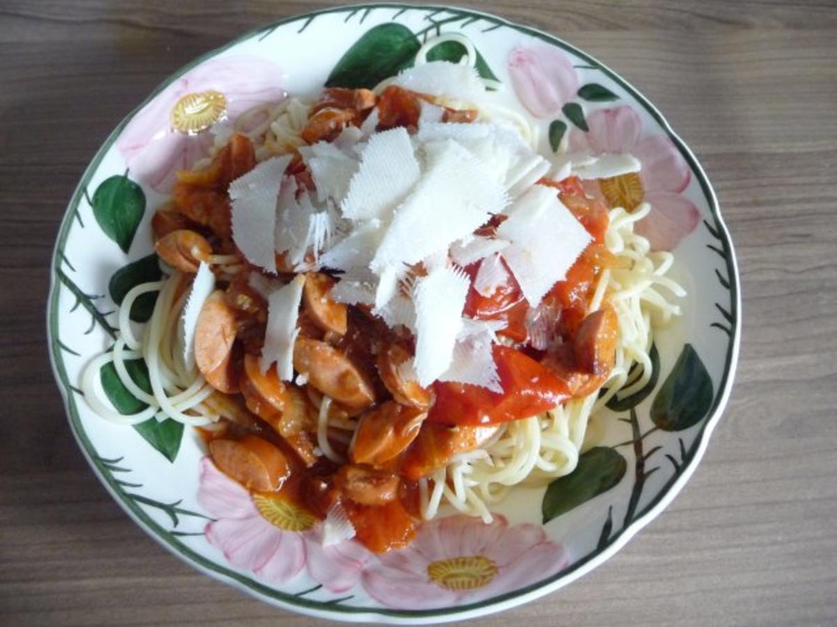 Pasta : Wurst - Tomaten - Gulasch an Spaghetti mit gehobeltem Parmesan - Rezept