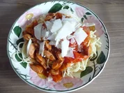 Pasta : Wurst - Tomaten - Gulasch an Spaghetti mit gehobeltem Parmesan - Rezept