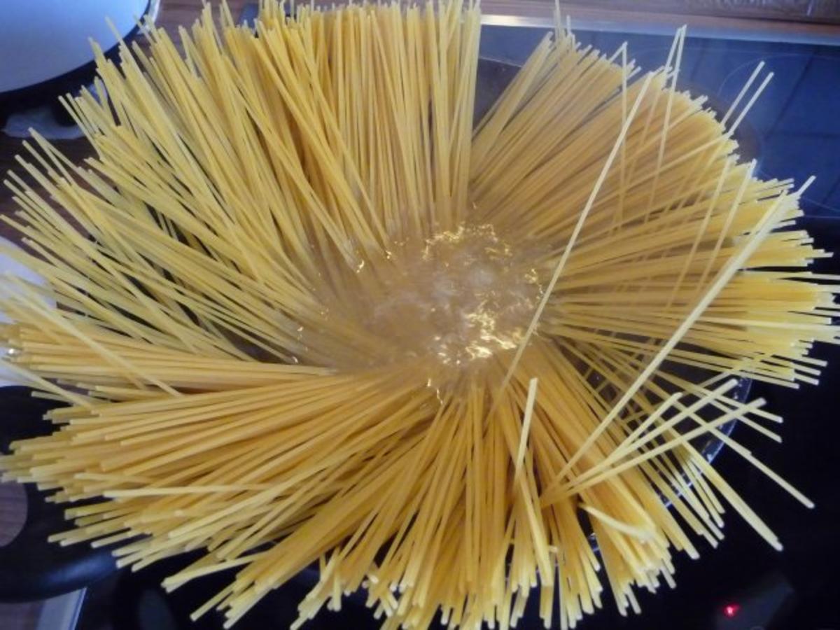 Pasta : Wurst - Tomaten - Gulasch an Spaghetti mit gehobeltem Parmesan - Rezept - Bild Nr. 16