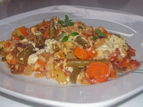 Buntes Schmorgemüse mit Schmandguss und dreierlei Käse - Rezept