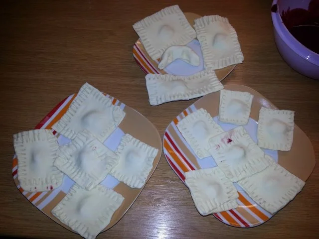 gefüllte Blätterteigtaschen auf einem Fruchtspiegel - Rezept - Bild Nr. 3