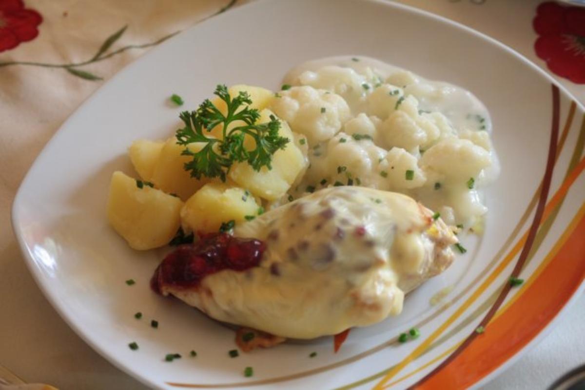 Hühnerbrust überbacken mit Preiselbeere und Käse - Rezept - kochbar.de