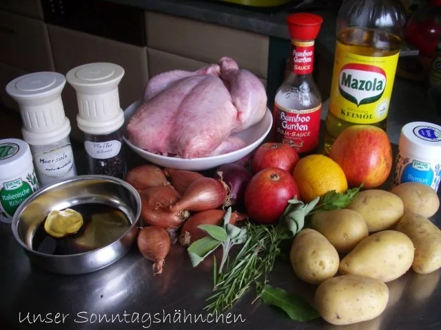 Kräuterhähnchen umgeben von Kartoffeln und Schalotten - Rezept - Bild Nr. 2