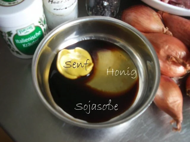 Kräuterhähnchen umgeben von Kartoffeln und Schalotten - Rezept - Bild Nr. 3