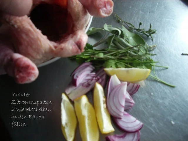 Kräuterhähnchen umgeben von Kartoffeln und Schalotten - Rezept - Bild Nr. 4