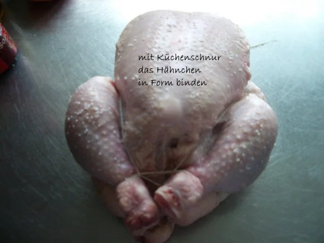 Kräuterhähnchen umgeben von Kartoffeln und Schalotten - Rezept - Bild Nr. 5