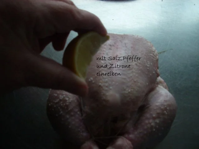 Kräuterhähnchen umgeben von Kartoffeln und Schalotten - Rezept - Bild Nr. 6