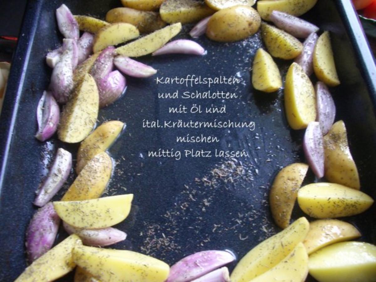 Kräuterhähnchen umgeben von Kartoffeln und Schalotten - Rezept - Bild Nr. 7
