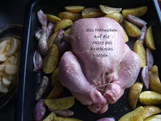 Kräuterhähnchen umgeben von Kartoffeln und Schalotten - Rezept - Bild Nr. 8