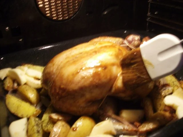 Kräuterhähnchen umgeben von Kartoffeln und Schalotten - Rezept - Bild Nr. 10