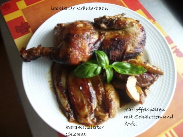 Kräuterhähnchen umgeben von Kartoffeln und Schalotten - Rezept