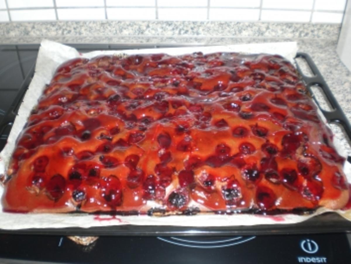 Bilder für Schneller Blechkuchen Schoko-Kirsch - Rezept