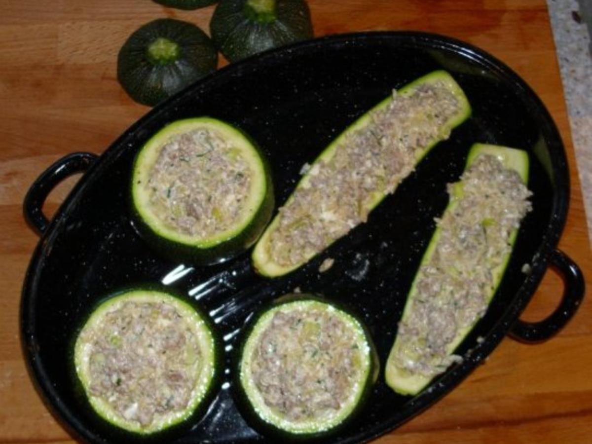 Gefüllte Zucchini-Schiffchen - Rezept mit Bild - kochbar.de