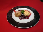 Grießknödel mit Karamelleis und Zwetschgenspiegel - Rezept