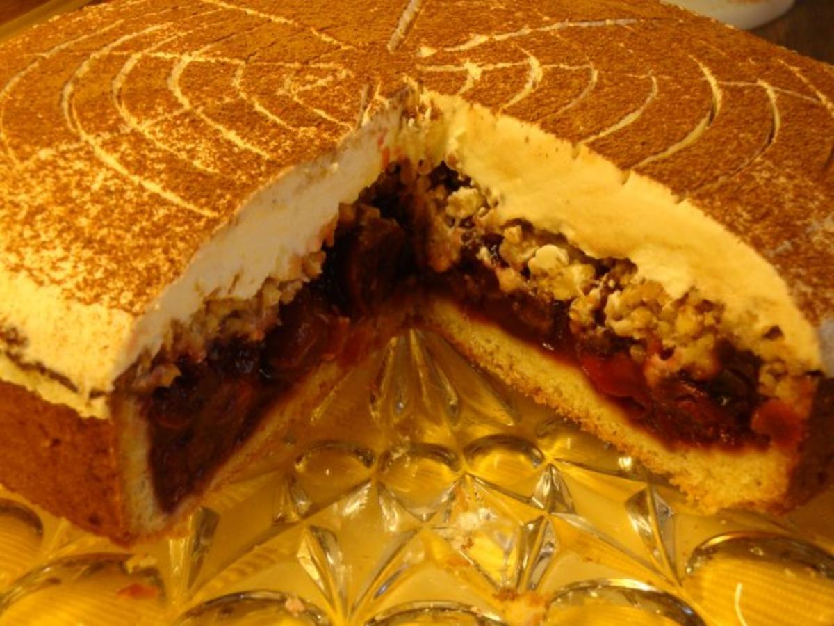 Hohenstaufener Sauerkirschkuchen mit Sahne, Brösel und Kirschwasser ... Hohenstaufener Sauerkirschkuchen mit Sahne, Brösel und Kirschwasser ...