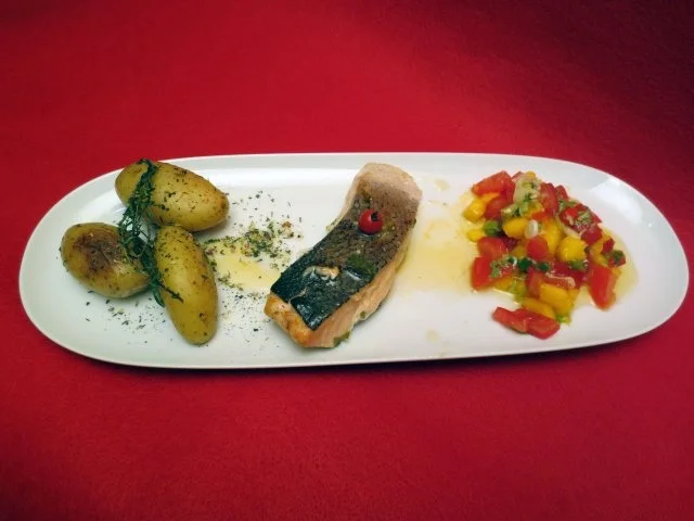Gegrillter Lachs auf Mangosalsa mit Kräuterkartoffeln - Rezept