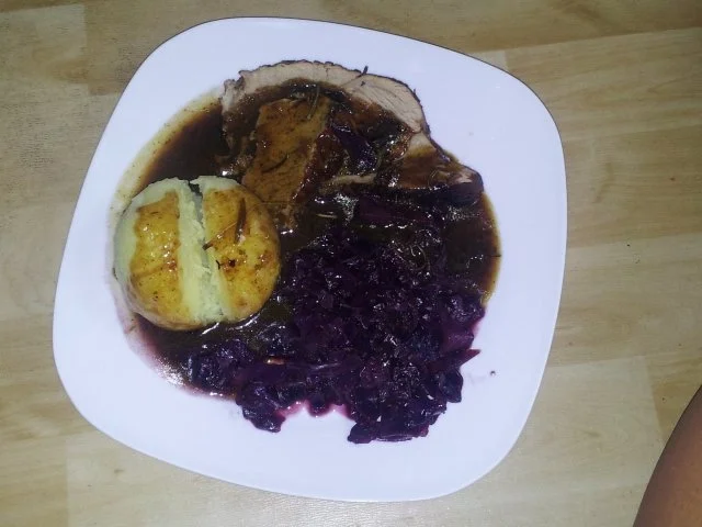 Bier-Schweinebraten mit leckerem Apfelrotkohl (selfmade) und Klößen - Rezept - Bild Nr. 2
