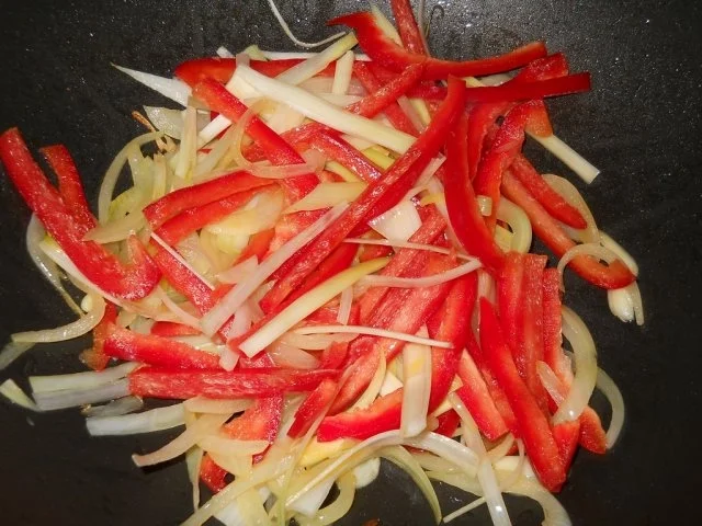 Rezept: Hähnchenoberschenkel mit heißem Wok-Gemüse Bild Nr. 7 Hähnchenoberschenkel mit heißem Wok-Gemüse - Rezept - Bild Nr. 7