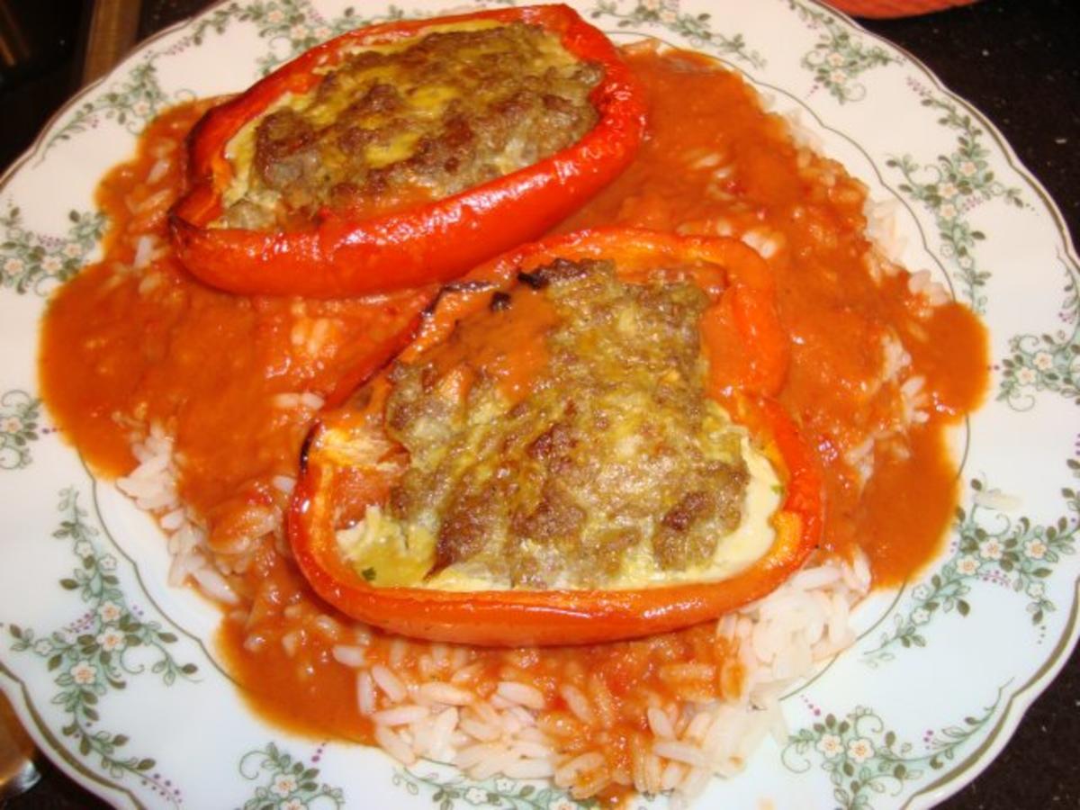 gefüllte Paprika auf einem Reisbett - Rezept - kochbar.de