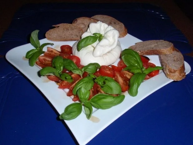 BURATTA mit Tomaten und Basilikum - Rezept