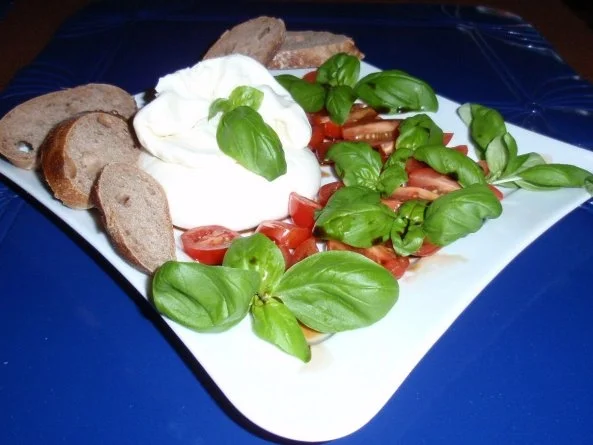 BURATTA mit Tomaten und Basilikum - Rezept - Bild Nr. 2