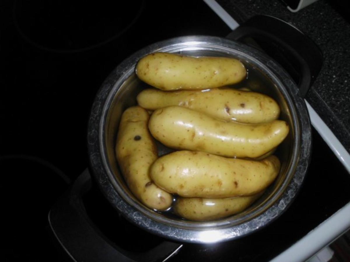 Hähnchenbrustfilet gefüllt und doppelt paniert, dazu Rosmarinkartoffeln - Rezept - Bild Nr. 3