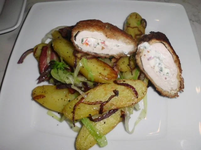 Hähnchenbrustfilet gefüllt und doppelt paniert, dazu Rosmarinkartoffeln - Rezept - Bild Nr. 2