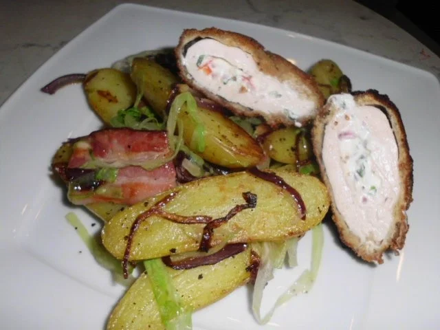 Hähnchenbrustfilet gefüllt und doppelt paniert, dazu Rosmarinkartoffeln - Rezept
