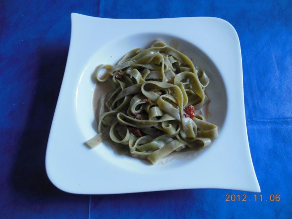 Vegtarisch: Tagliatelle in Blüten-Sahnesoße - Rezept