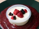 Beeren-Joghurt-Terrine mit pürierten Früchten in Rotwein - Rezept