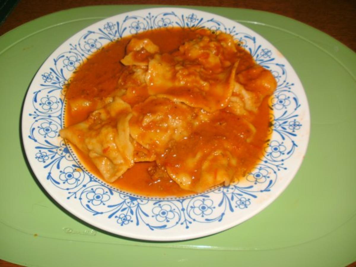 Selbst gemachte Ravioli in Tomatensoße - Rezept