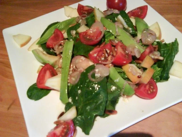 Spinatsalat mit Apfel und Pinienkerne - Rezept