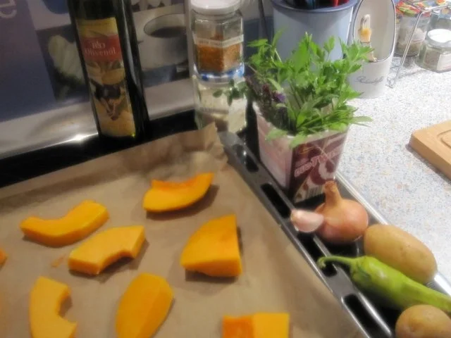 Rezept: Überbackener Butternuss-Kürbis mit Gemüse und Kräutern Bild Nr. 3 Überbackener Butternuss-Kürbis mit Gemüse und Kräutern - Rezept - Bild Nr. 3