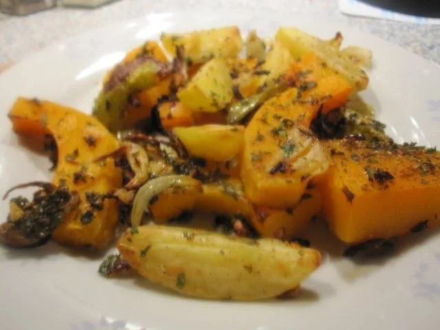 Rezept: Überbackener Butternuss-Kürbis mit Gemüse und Kräutern Bild Nr. 2 Überbackener Butternuss-Kürbis mit Gemüse und Kräutern - Rezept - Bild Nr. 2