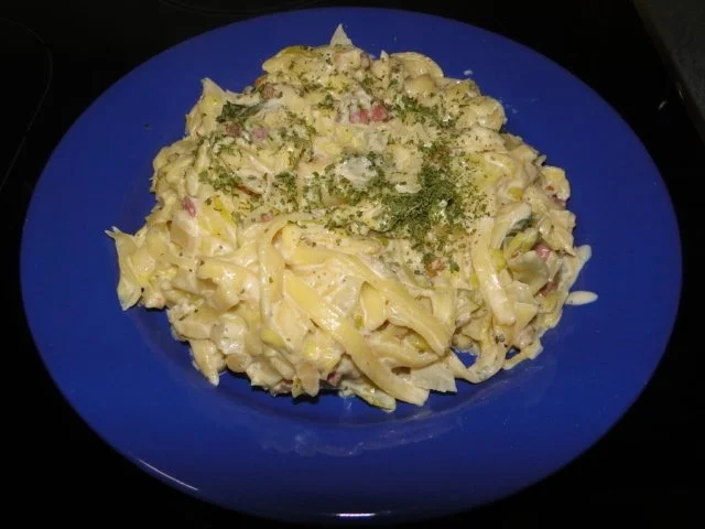 Spitzkohl und Tagliatelle verlieben sich und die Käsesauce war Trauzeuge - Rezept