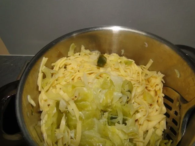 Spitzkohl und Tagliatelle verlieben sich und die Käsesauce war Trauzeuge - Rezept - Bild Nr. 9