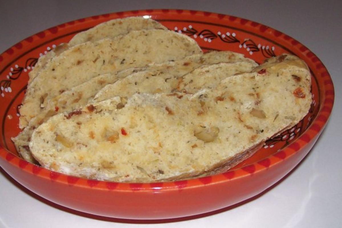 Rustikales Zwiebel-Oliven-Brot - Rezept - kochbar.de