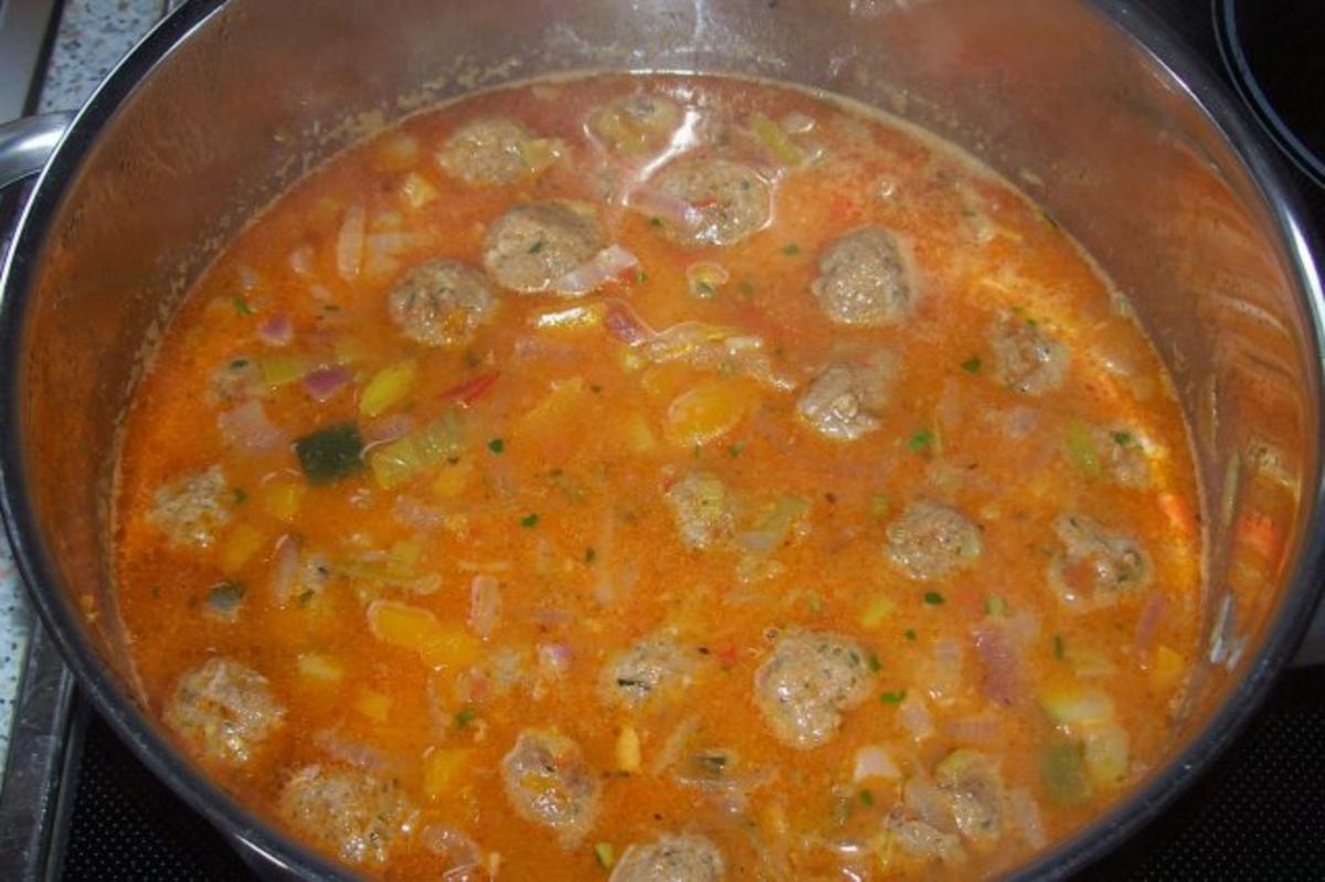Eintöpfe/Suppen: Feiner Zwiebel-Gemüse-Eintopf mit Paprika-Hackbällchen - Rezept - Bild Nr. 14