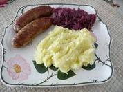 Hackfleisch : Grobe Mettwürste an Kräuterbutter-Kartoffelbrei dazu Apfel-Rosinen-Rotkohl - Rezept