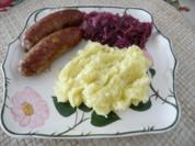 Hackfleisch : Grobe Mettwürste an Kräuterbutter-Kartoffelbrei dazu Apfel-Rosinen-Rotkohl - Rezept