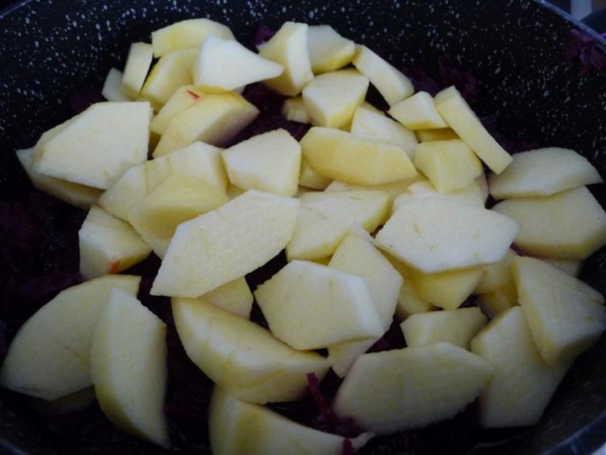 Hackfleisch : Grobe Mettwürste an Kräuterbutter-Kartoffelbrei dazu Apfel-Rosinen-Rotkohl - Rezept - Bild Nr. 3