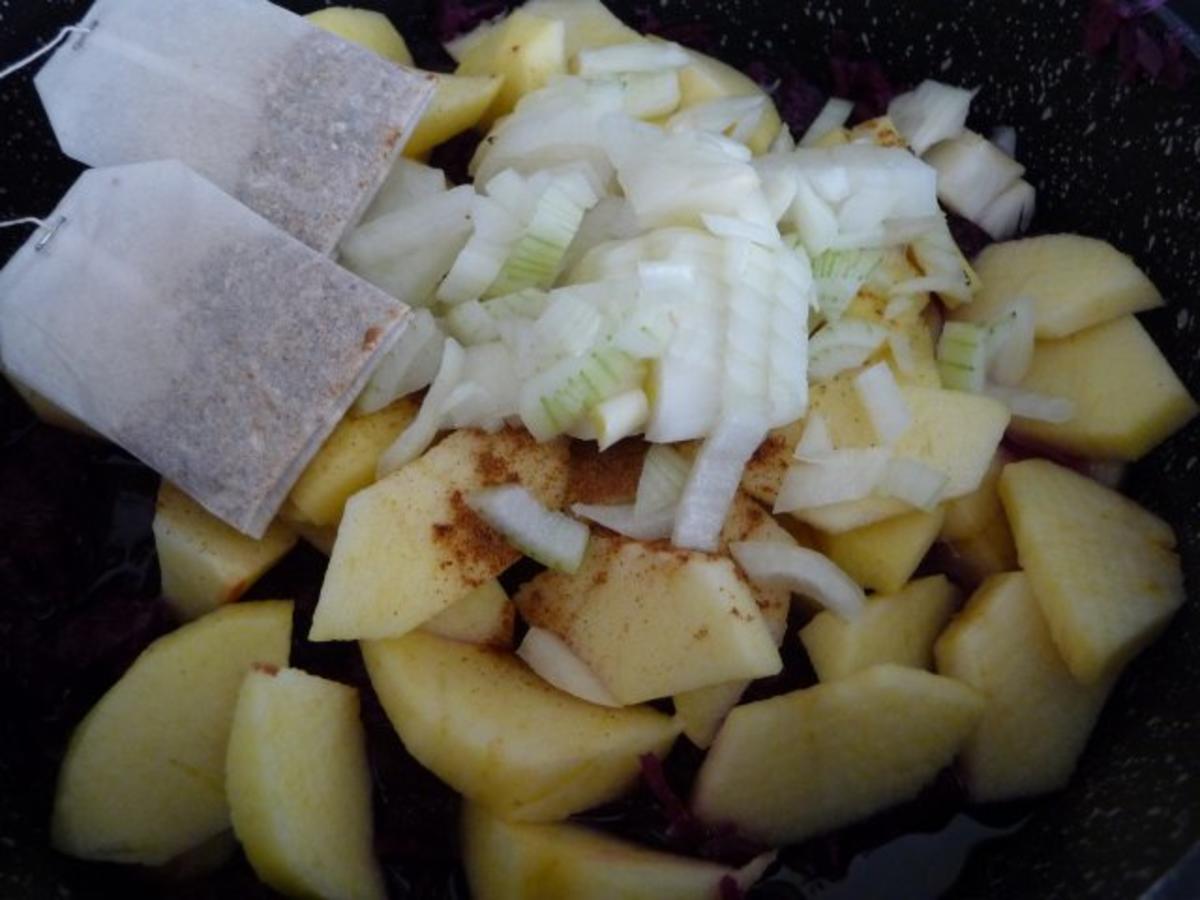 Hackfleisch : Grobe Mettwürste an Kräuterbutter-Kartoffelbrei dazu Apfel-Rosinen-Rotkohl - Rezept - Bild Nr. 4