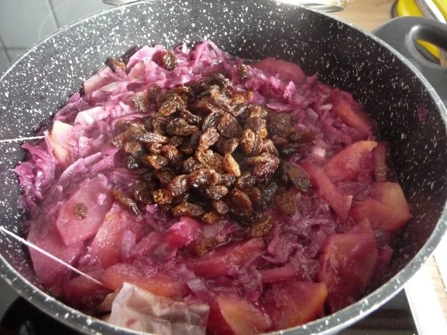 Hackfleisch : Grobe Mettwürste an Kräuterbutter-Kartoffelbrei dazu Apfel-Rosinen-Rotkohl - Rezept - Bild Nr. 5