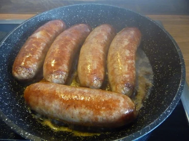 Hackfleisch : Grobe Mettwürste an Kräuterbutter-Kartoffelbrei dazu Apfel-Rosinen-Rotkohl - Rezept - Bild Nr. 6