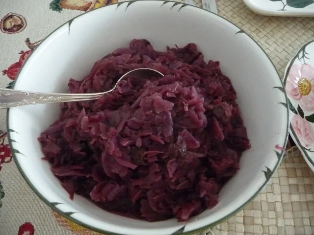 Hackfleisch : Grobe Mettwürste an Kräuterbutter-Kartoffelbrei dazu Apfel-Rosinen-Rotkohl - Rezept - Bild Nr. 10