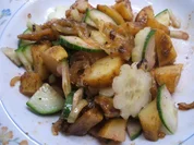 Salate: Kleiner Salat von Ofenkartoffeln mit karamellisierten Zwiebeln - Rezept